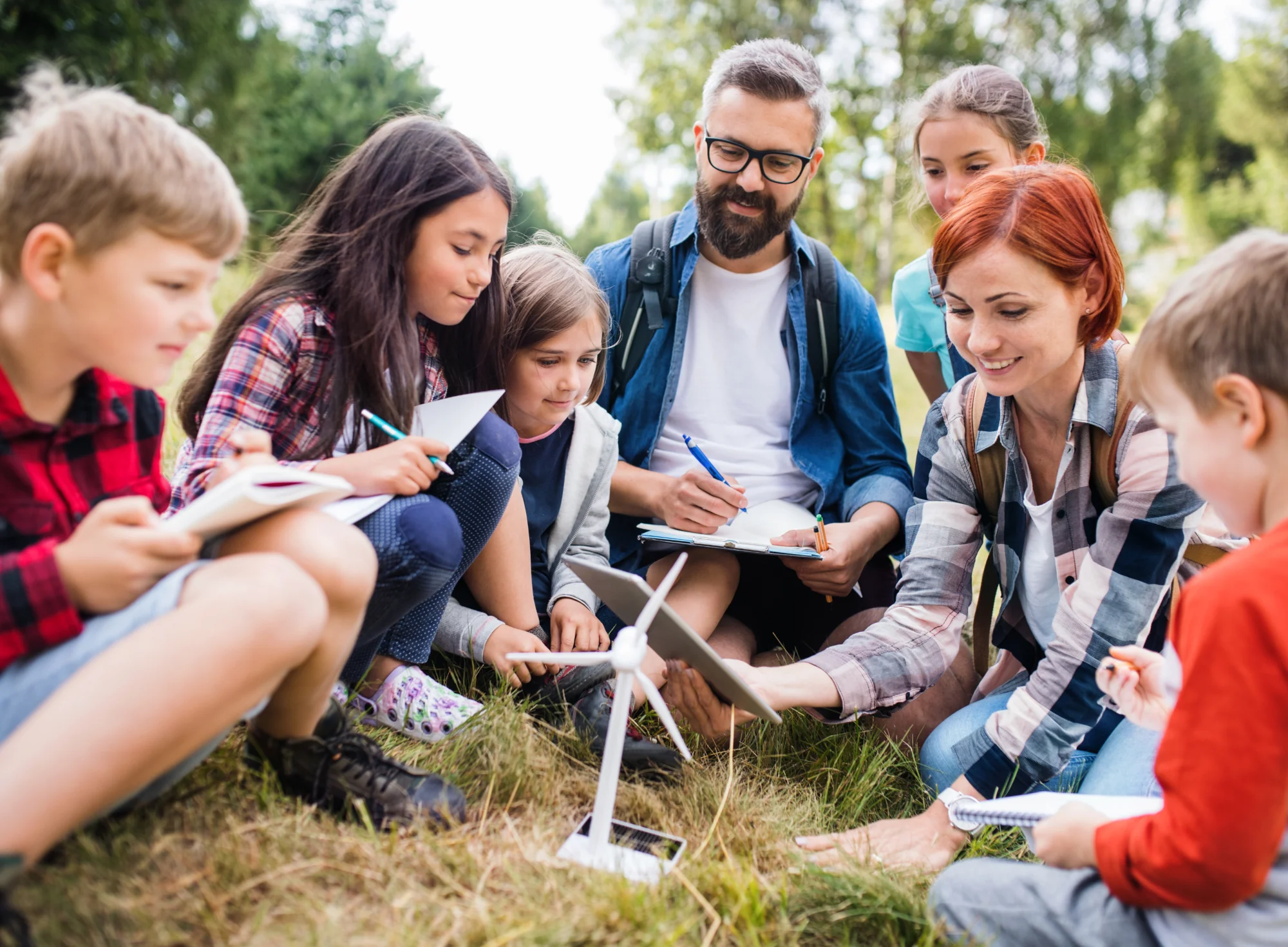 Diákok a fűben ülnek.