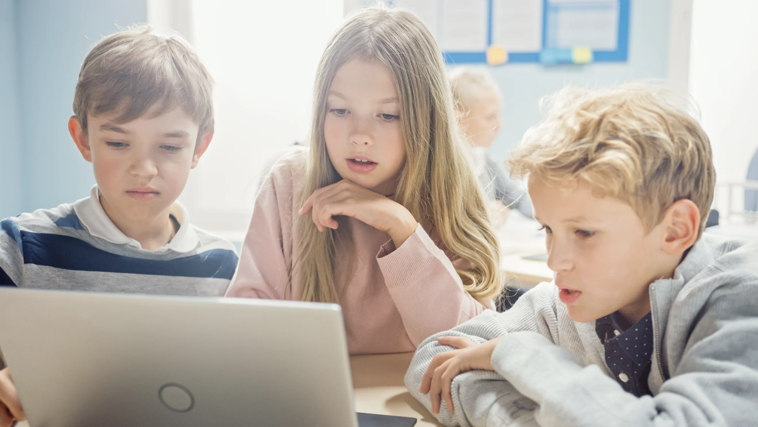 Laptop a fogadószervezeti csatlakozás illusztrációjához.