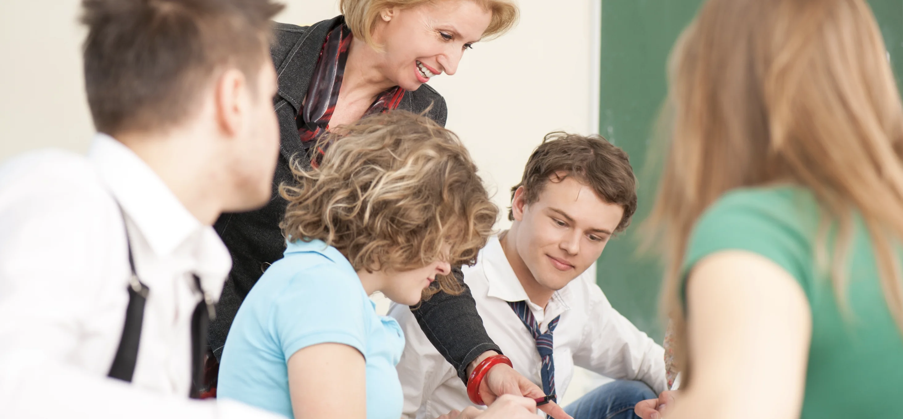 Pedagógus tanórán magyaráz a diákoknak.